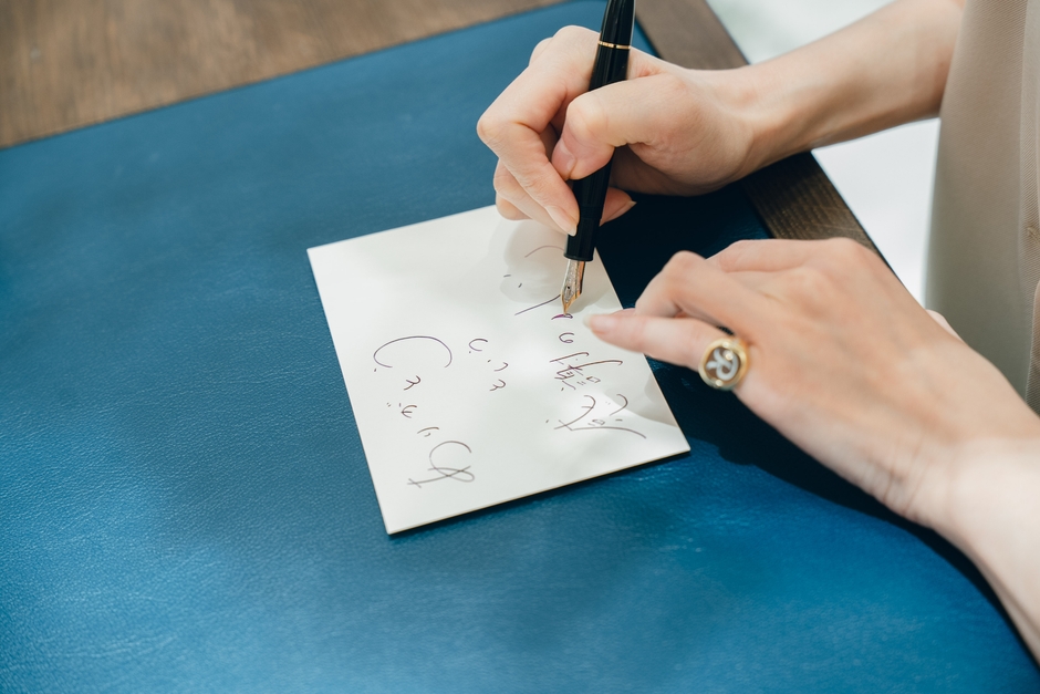 日頃手紙を書く機会があるという凰稀かなめ氏