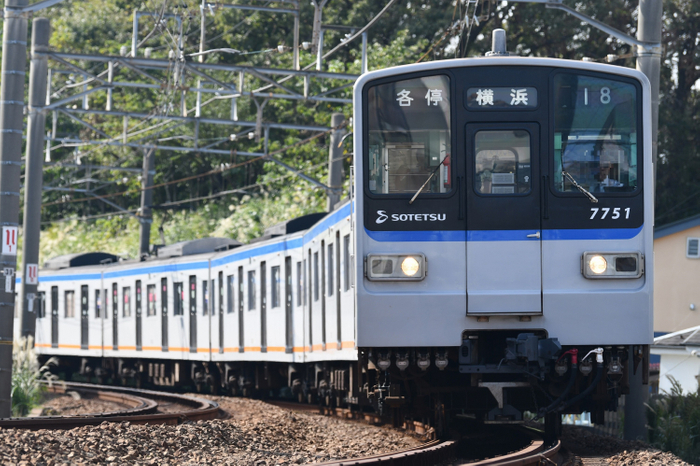 鶴ケ峰駅～西谷駅間を走行中の「新7000系」