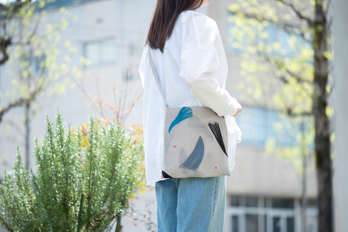 手刺繍のように1針1針の表情を感じられるサコッシュ