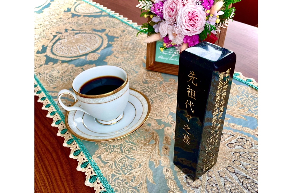 黒御影石とカップ