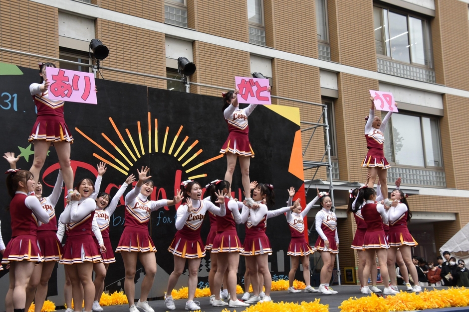 チアリーディング部のステージ