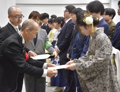 学長から学位記を手渡しで授与されている様子