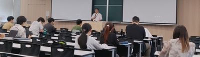 科目を担当する大野教授