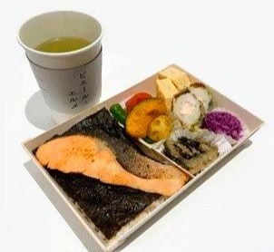 Made in ピエール・エルメのスイーツ付き海苔弁 1700円(税抜)