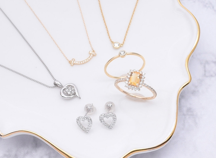 検品を通過したジュエリー