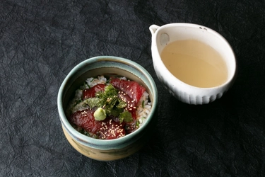 「名古屋で予約の取れない日本酒とマグロのお店「吟醸マグロ」 京都四条高倉店で忘年会あとの〆に最適 「漬け鮪のシジミ出汁茶漬け」新登場