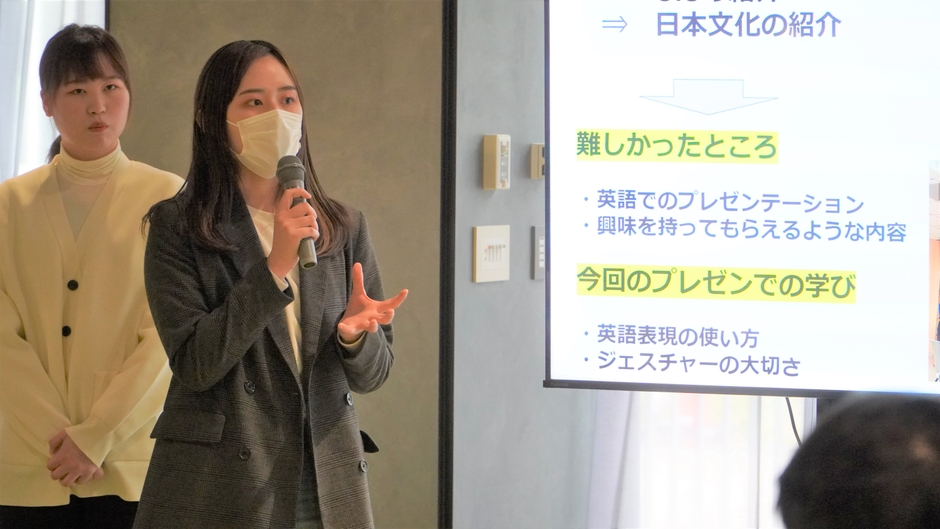 シンガポール研修報告会（対象：学生、教職員）でプレゼンする米田さん