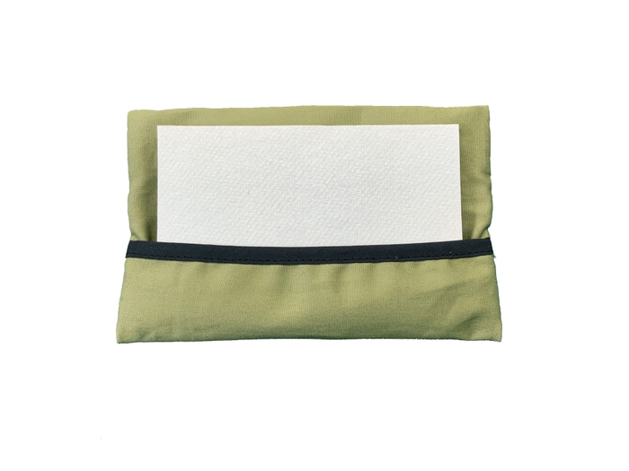 携帯用ティッシュケースの裏側にフィルター等が入れられる