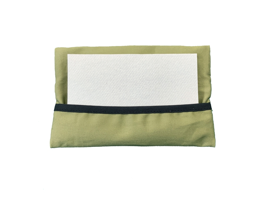 携帯用ティッシュケースの裏側にフィルター等が入れられる