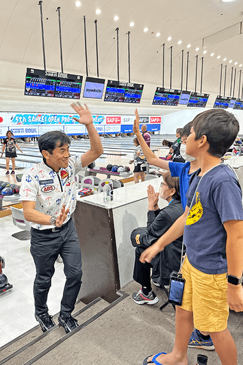 ジュニア教室の生徒とハイタッチをする上瀬戸プロ