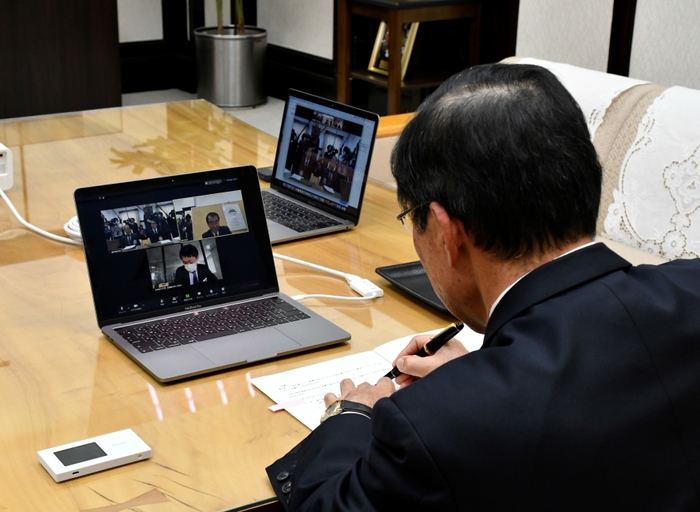 協定書に署名する森鹿児島市長