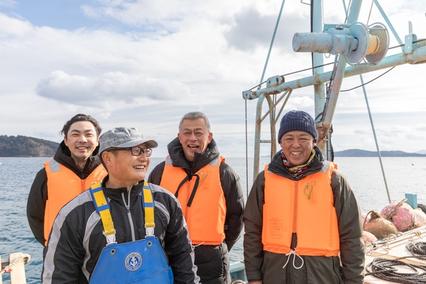 宮城県雄勝湾・牡蠣生産者さんを訪ねた柏原（写真中央）