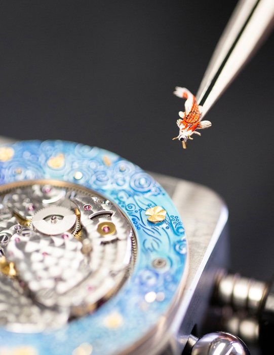 鯉が池を泳ぐ様子を表現