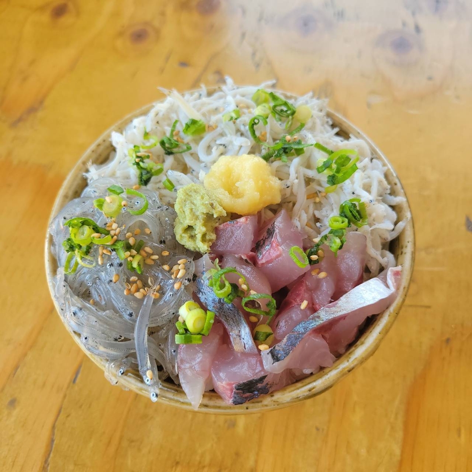 あじ・湘南しらす2種丼