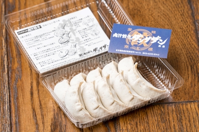 持ち帰り用「生餃子(冷凍)」10個で594円(税込)