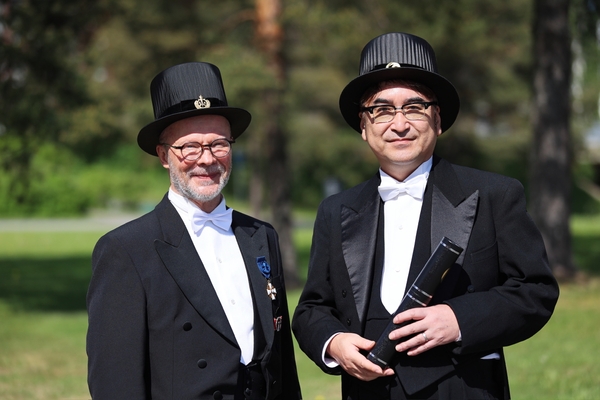 (左)東フィンランド大学 理学・森林学部 副学部長 Markku Hauta-Kasari氏 (右)豊橋技術科学大学 特命理事・副学長 中内 茂樹 氏