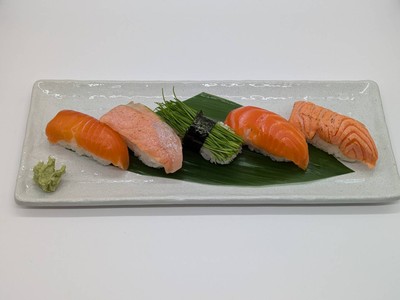 富士山サーモンとチリサーモン食べ比べ寿司 ~生・炙り~