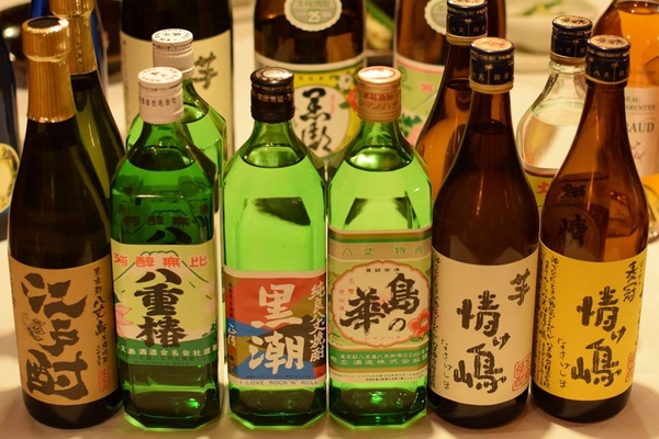 八丈島観光協会WEBサイトより／島酒たち　※画像はイメージで、実際に饗されるものと異なる場合がございます