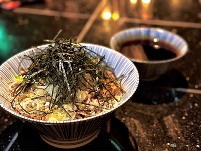 看板メニューの冷し肉そば