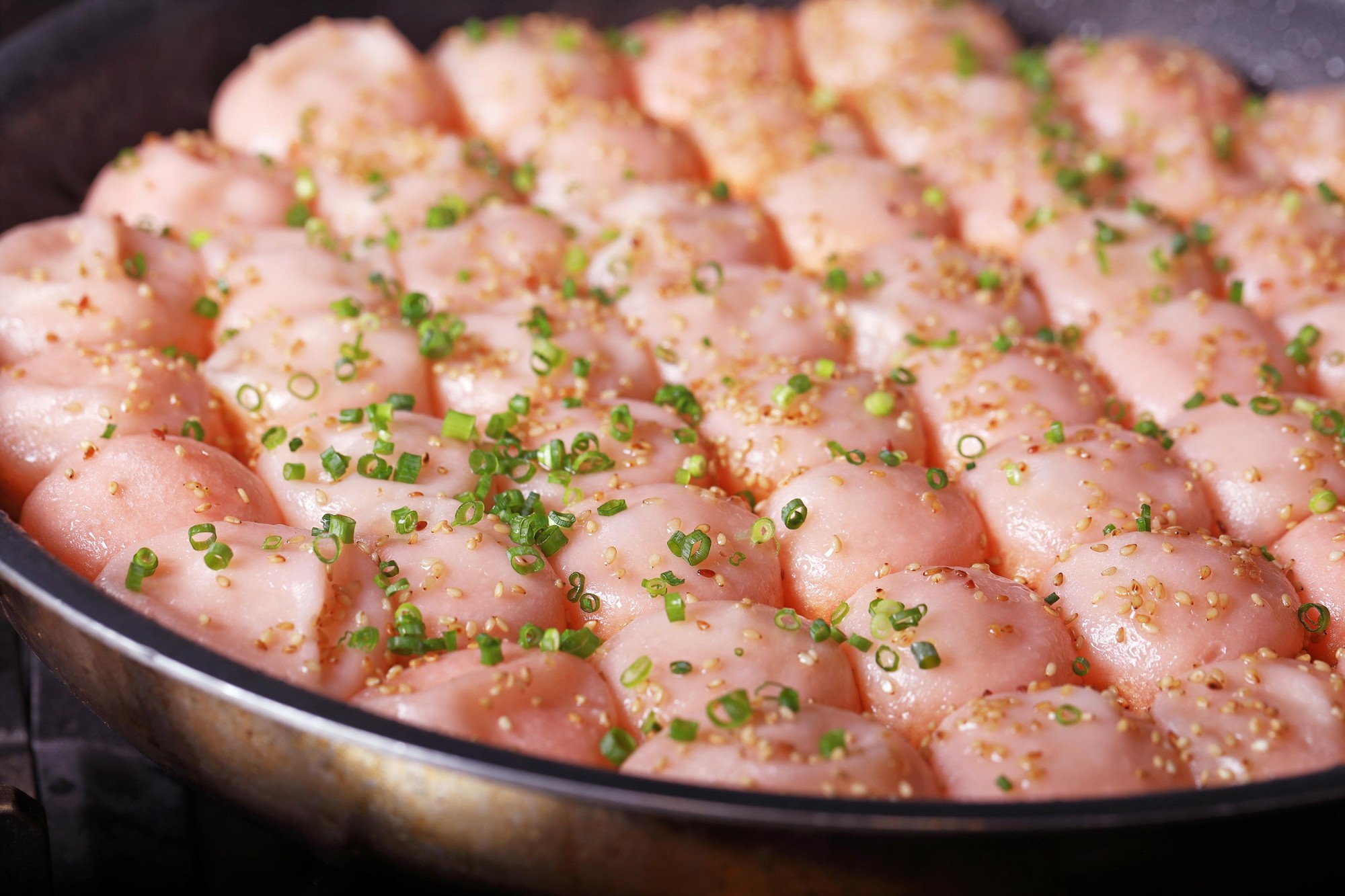 「博多華味鳥」が水たきの新たな魅力を発信 ― 話題の「水たき焼き小籠包」実演販売に加え、新商品「博多鶏だしちゃんぽん」を博多エキナカマイングで7/16(木)より先行限定販売