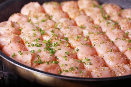 「博多華味鳥」が水たきの新たな魅力を発信 ― 話題の「水たき焼き小籠包」実演販売に加え、新商品「博多鶏だしちゃんぽん」を博多エキナカマイングで7/16（木）より先行限定販売