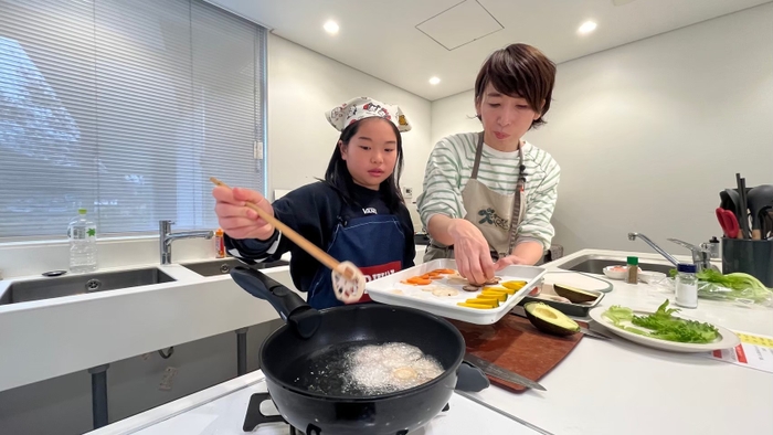 カリカリになるまで油で揚げる。