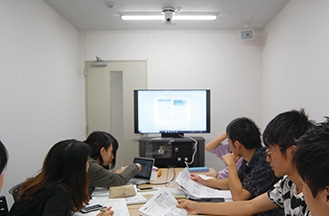 「東邦大学 薬学部 様」が少人数グループ学習向け教室“SDL室”を構築。学生の集中を妨げないモニタリングシステムで遠隔コーチングを実現!