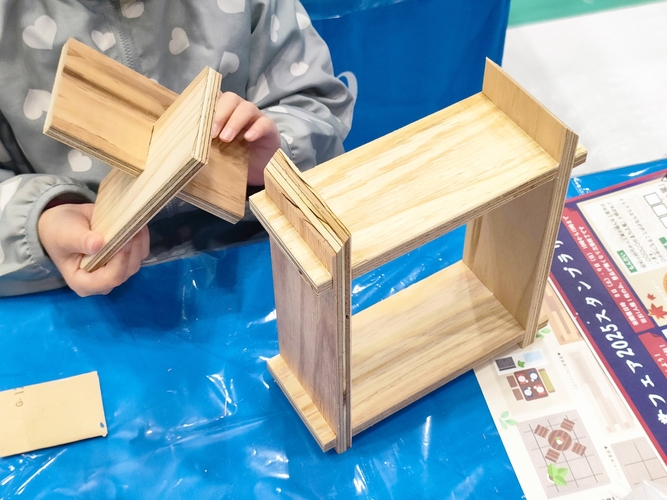 木育ワークショップを体験する参加者