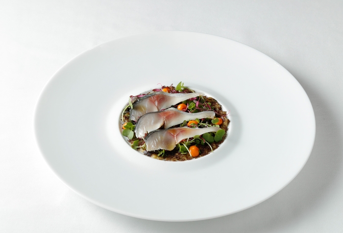 冷前菜(松永)平兵衛酢でマリネした秋鯖 熊本県産赤茄子と南高梅