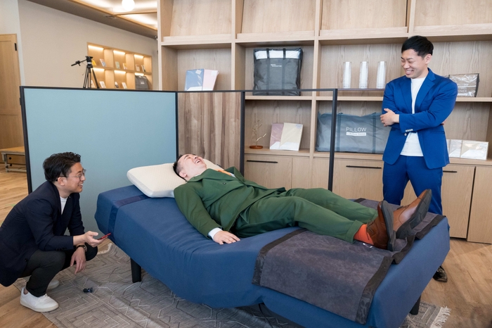 「Active Sleep BED」を体験する内海崇さん