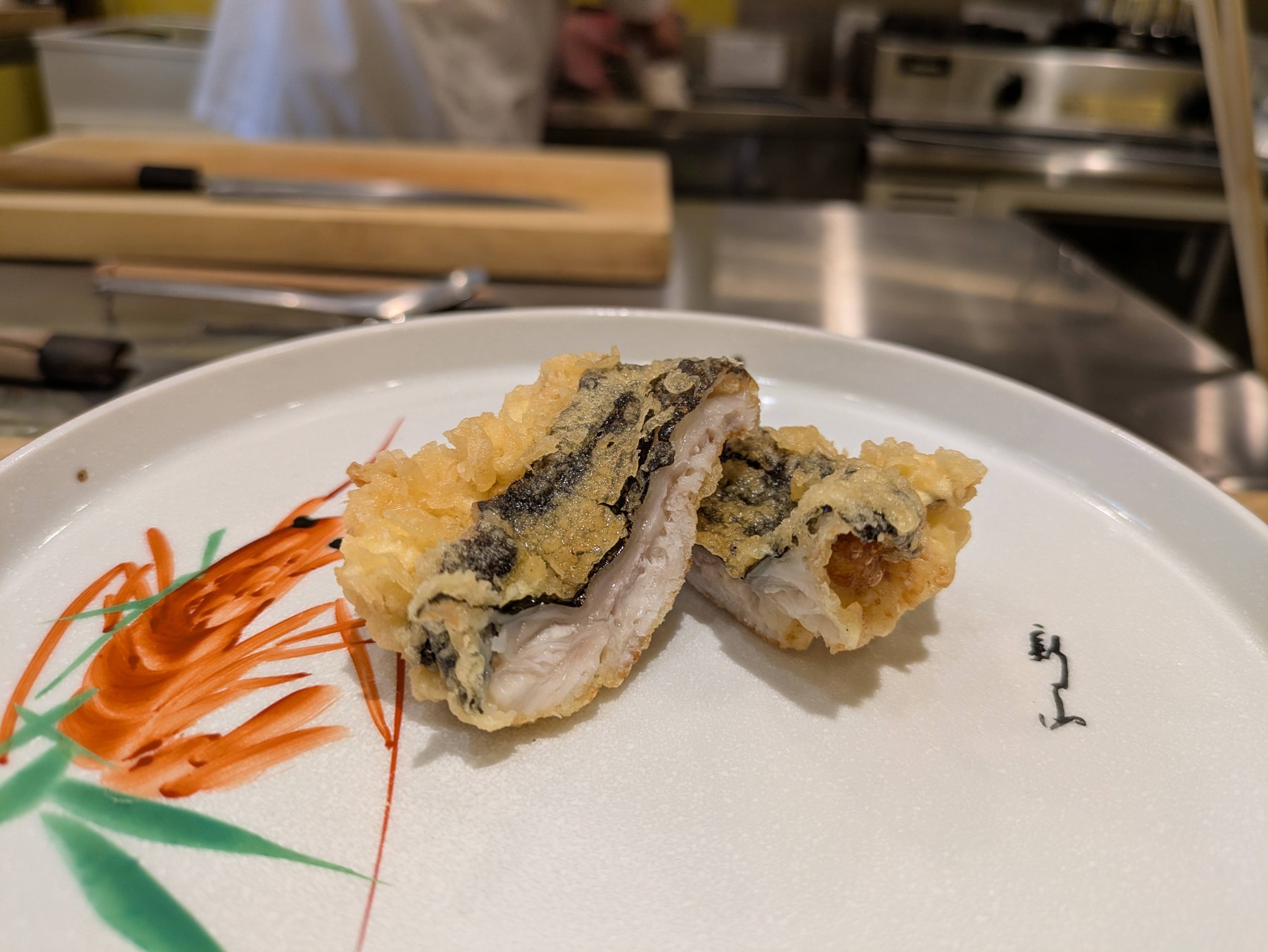 伊豆大島の“島の恵み”を天ぷらに。「天麩羅 さだむ」が東新宿に移転オープン