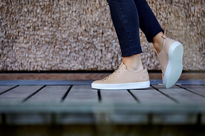 レディス用&メンズ用スニーカー 数量限定100足世界先行発売