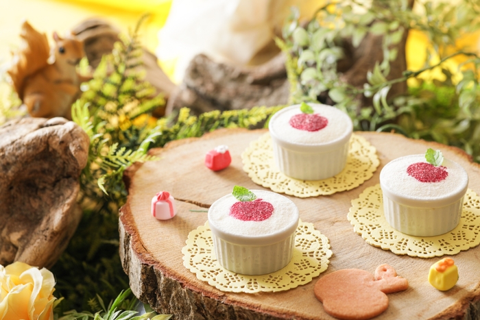 ▲スノーホワイトティラミス 北海道産のマスカルポーネを使用。 子供でも安心して食べられるようアル コールを使用せずシロップで香りをつけ たティラミス。