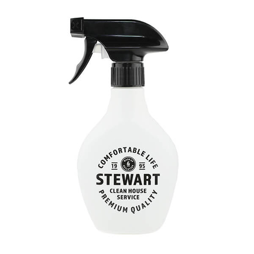 「スプレーボトル Stewart 320ml」価格：319円／サイズ：W10×D7×H20cm／容量：約320ml／詰め替え用のスプレーボトル。ノズルは霧吹きと直射に切り替え可能。