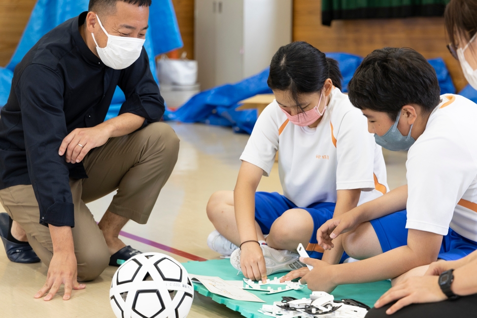 協力しながら組み立てる生徒たち