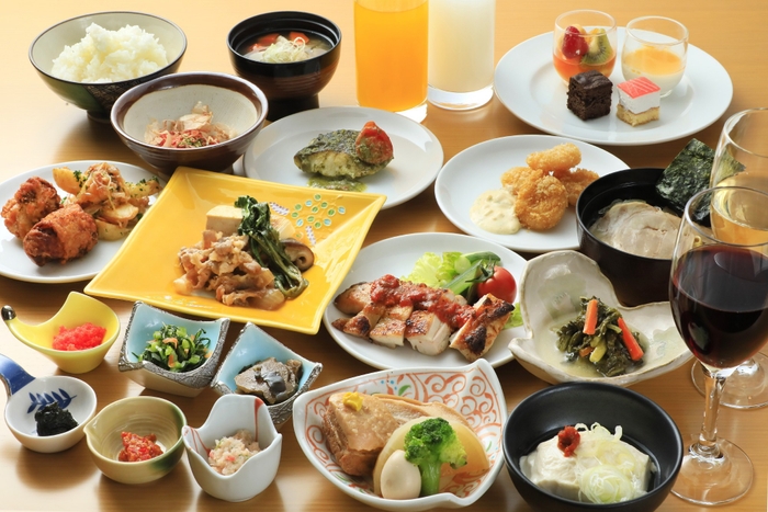 ＜食事＞ 地元食材を取り入れたお食事を夕朝食ともにビュッフェスタイルで。