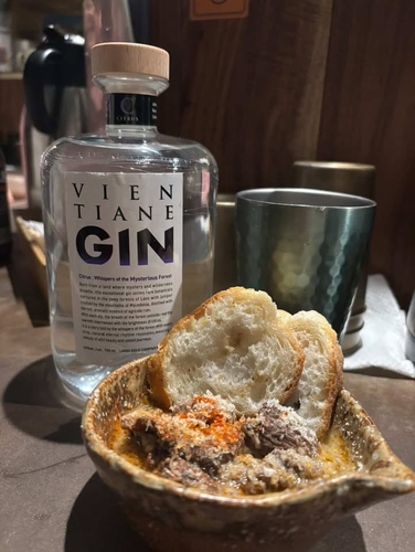 宇陀スペシャルメニュー(数量限定) うし源 大和榛原牛の牛すじと久保本家酒造の酒粕の赤ワイン煮 バケット添え