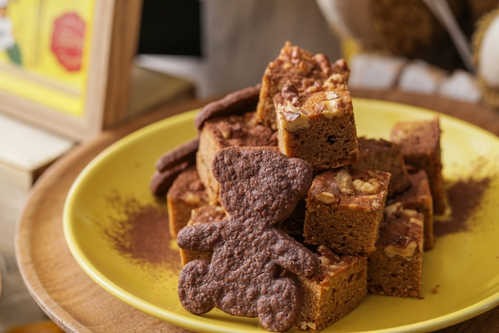 キャラメルナッツパウンド/くまさんクッキー: 濃厚なキャラメルの味わいと、コーヒーの香り、 ナッツのさくっとした食感が特徴のパウンドケーキ。