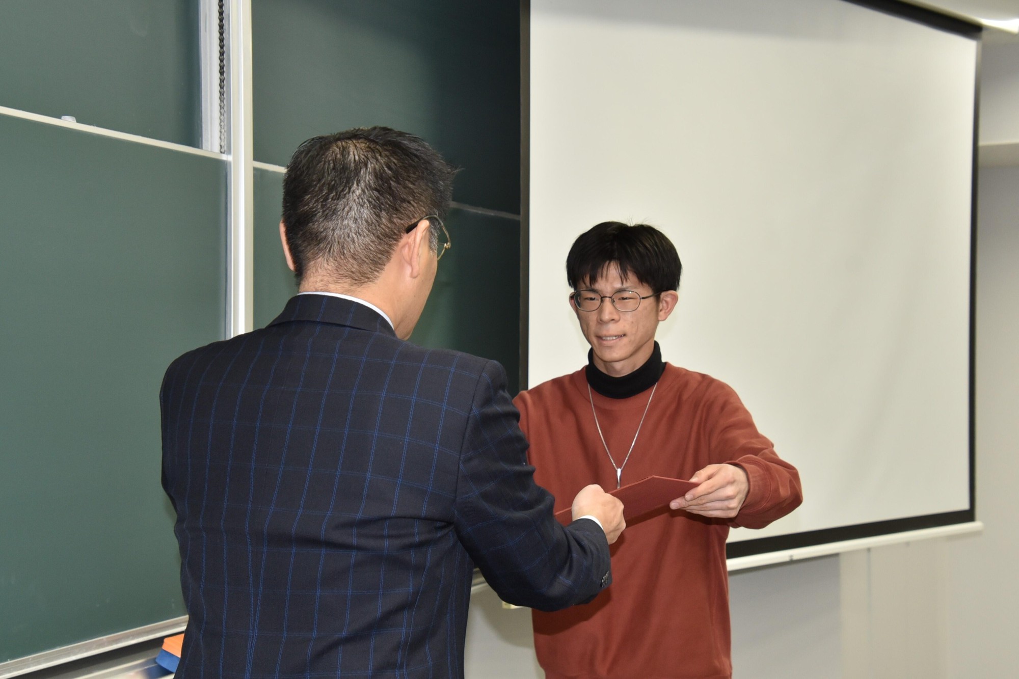 修了証を受け取る7期生