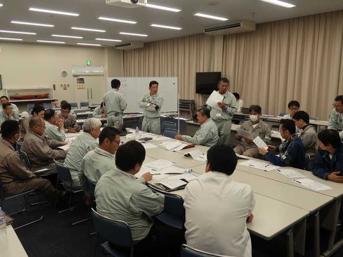 大地震発生の想定のもと行われた、緊急対策本部の初動対応演習