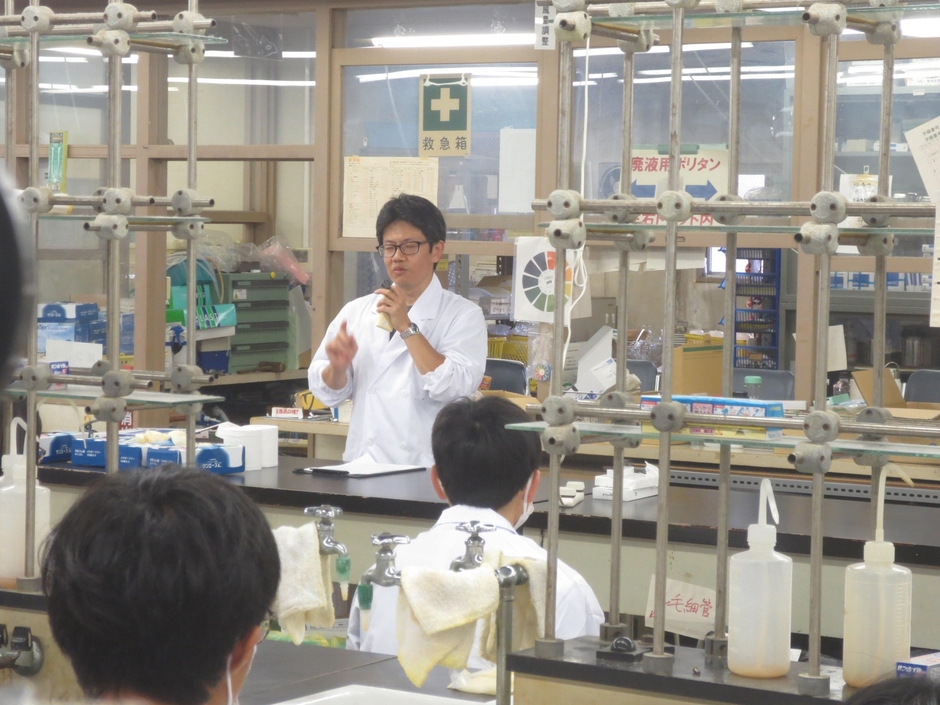 この実験の目的や概略を説明する吉田准教授