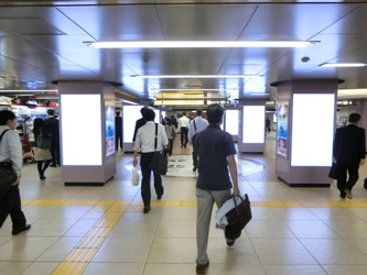 日本初「男女別ターゲティングサイネージ」が実現 　都営地下鉄新橋駅で7月末まで実証実験を実施