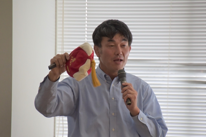 ラグビー日本代表の「CAP」を披露する小泉准教授