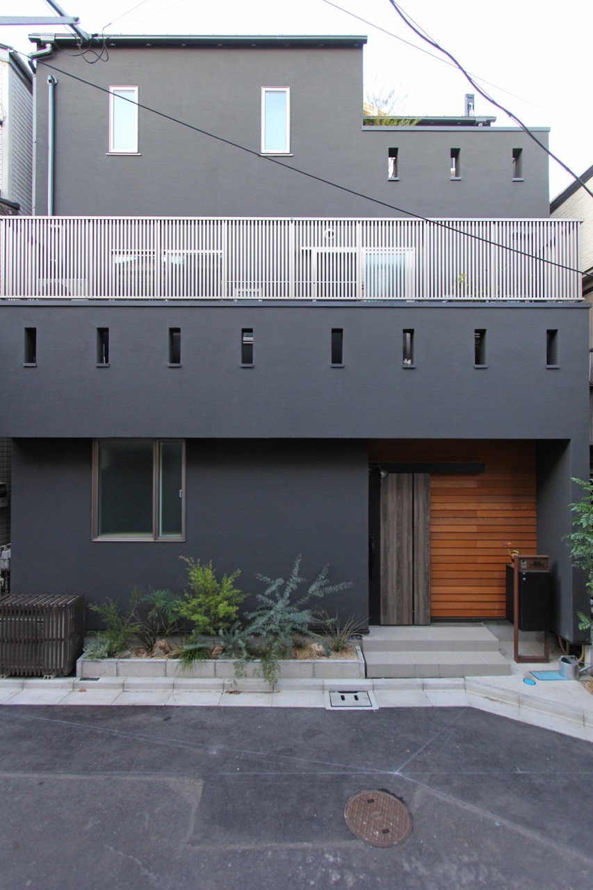 20坪の狭小地に建つ光あふれる3階建て二世帯住宅!子どもと猫が「ヤグラ」やキャットウォークで楽しく暮らすモダンな住まい