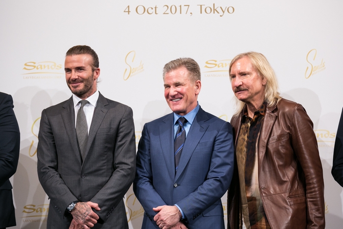 左からデビッド・ベッカム、ロバート・G・ゴールドスティーン、ジョー・ウォルシュ