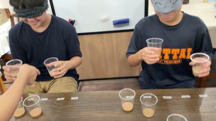 利きミルクティに挑戦する生徒