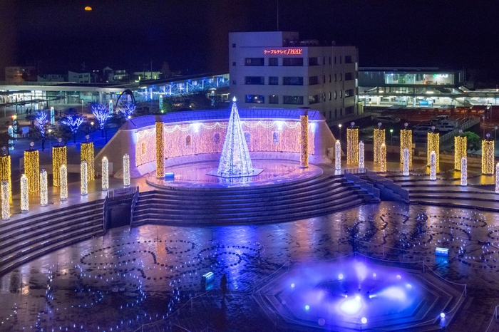 第20回(2019年)は、日立市制80周年記念事業の一つとして、フルカラーLEDのPC制御による光の演出を導入し、きらめくイルミ表現しました。さらに、それまで未開拓だった広場の地面にもフルカラーLEDのオブジェををちりばめました。その結果、光に覆われるデザインとなったこのイルミは、多くの方からSNSの拡散を受け、大好評でした。以後、フルカラーLEDによる演出は、日立のイルミに欠かせない存在となっています。