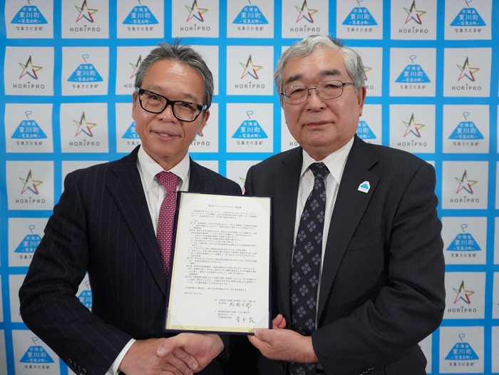 株式会社ホリプロ 代表取締役社長 菅井 敦氏(左)、松岡市郎 東川町長(右)