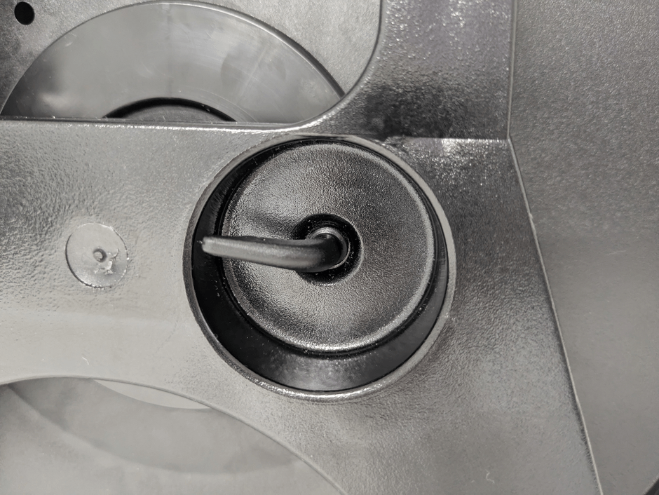 イージーロバストケーブル背面の回転防止ストッパー