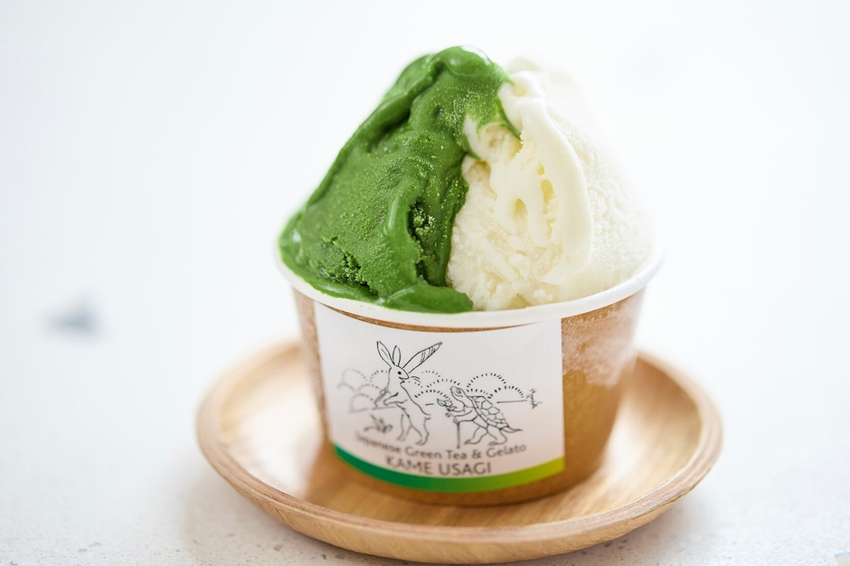 日本茶とジェラート かめうさぎ「ジェラートダブルサイズ(抹茶香碧・ミルク)」